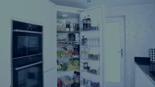 Pełna lodówka z napojami, owocami i warzywami. Zobacz, jak działa lodówka, utrzymując świeżość produktów.