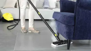Para dowiedzieć się, czym wyczyścić fugi, zobacz, jak para z parownicy Kärcher skutecznie usuwa brud z podłogi i mebli.
