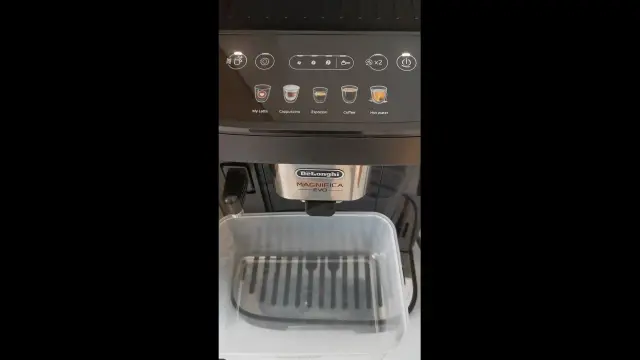 Panel sterowania ekspresu DeLonghi Magnifica Evo. Widoczne ikony napojów i przyciski. Przygotowanie do odkamieniania instrukcja.